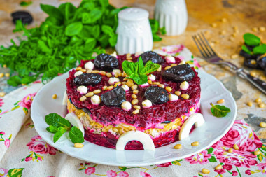 Салат Чингисхан с черносливом и орехами