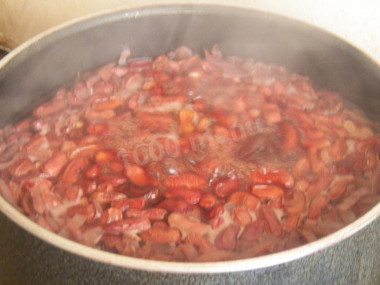 Рецепт - Густое лобио из фасоли со специями - Шаг 5 -  Варить нужно почти 2,5 часа, потому что лобио имеет кашеобразную консистенцию. Воду нужно постоянно подливать, и следить за тем, чтобы нижний слой фасоли не подгорел.