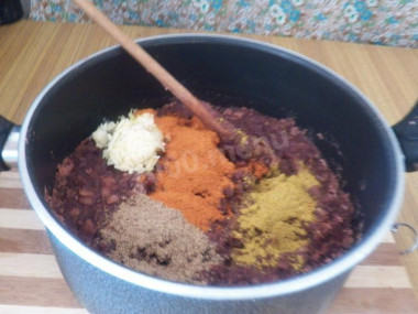 Рецепт - Густое лобио из фасоли со специями - Шаг 9 -  Посолите по вкусу и добавьте три-четыре мелко нарезанных зубчика чеснока, одну чайную ложку хмели-сунели, пол ложечки измельченных зерен кинзы (кориандр), и поперчите по вкусу красным перцем. Но предупреждаю, настоящее лобио должно быть острым.