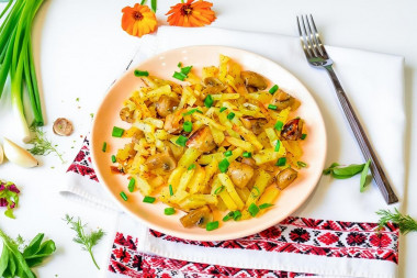 Жареная картошка с шампиньонами и луком на сковороде