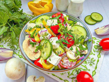 Салат овощной с сыром
