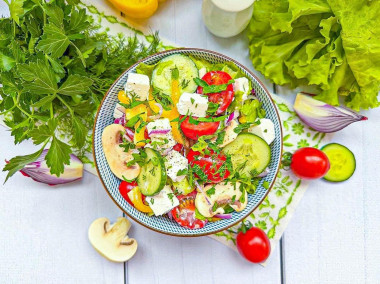 Салат овощной с сыром