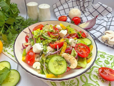 Салат овощной с сыром