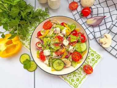 Салат овощной с сыром