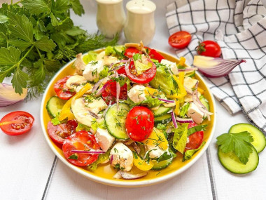 Салат овощной с сыром