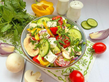 Салат овощной с сыром