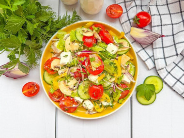 Салат овощной с сыром