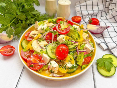 Салат овощной с сыром