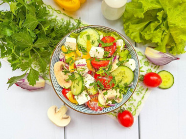 Салат овощной с сыром