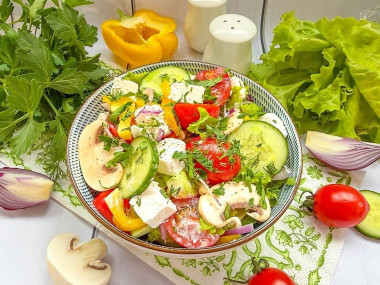 Салат овощной с сыром