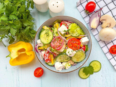 Салат овощной с сыром