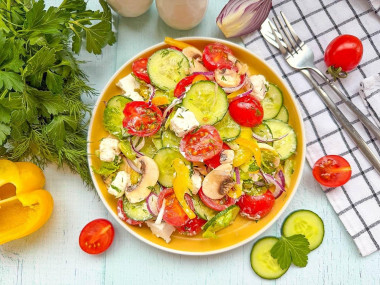 Салат овощной с сыром