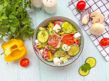 Салат овощной с сыром