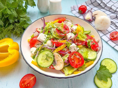 Салат овощной с сыром