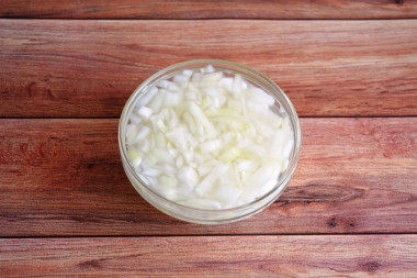 Рецепт - Слоеный салат с грудками Крыска - Шаг 2 -  Репчатый лук очищаем, мелко нарезаем и заливаем 1/2 стакана кипятка. Добавляем 2 столовые ложки 9% уксуса и 1 столовую ложку сахара, хорошо перемешиваем. Оставляем на 15 минут, чтобы ушла вся горечь и лук промариновался.