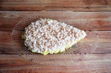 Рецепт - Слоеный салат с грудками Крыска - Шаг 5 -  очищаем и натираем на крупной терке. Берем большое продолговатое блюдо и выкладываем слой картошки в форме вытянутой капли - это будет туловище нашей мышки. Слой картофеля немного солим и перчим.