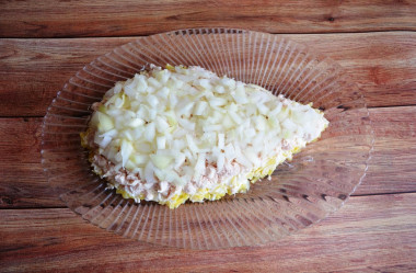 Рецепт - Слоеный салат с грудками Крыска - Шаг 6 -  Слегка смазываем слой картофеля майонезом. Чтобы облегчить салат, можно по желанию смешать на половину сметану и майонез.