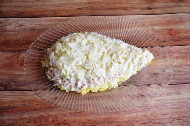 Рецепт - Слоеный салат с грудками Крыска - Шаг 7 -  Отваренную в соленой воде грудку остужаем м мелко нарезаем или разделяем на волокна. Укладываем куриное мясо вторым слоем.