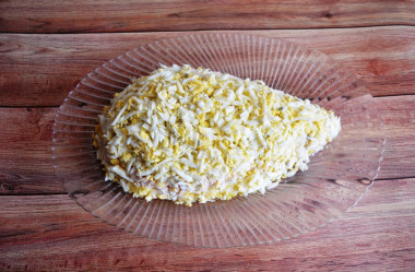 Рецепт - Слоеный салат с грудками Крыска - Шаг 8 -  Маринованный лук откидываем на сито, даем всей воде стечь и выкладываем лук следующим слоем.