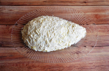 Рецепт - Слоеный салат с грудками Крыска - Шаг 9 -  Смазываем майонезом.