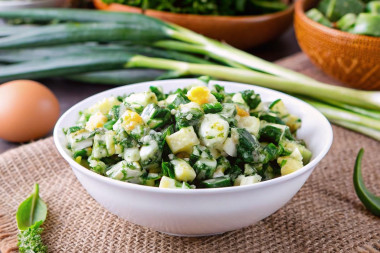 Луковый салат с яйцами и зеленым луком