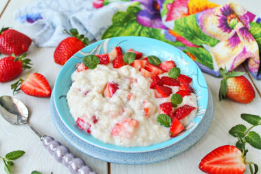 Каша с клубникой