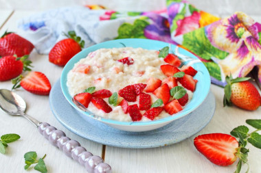 Каша с клубникой