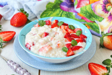 Каша с клубникой