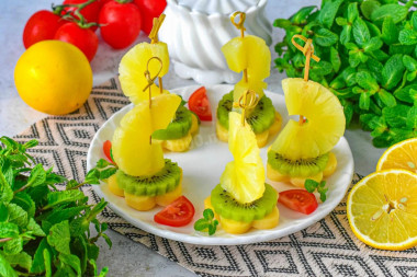 Канапе с ананасом на шпажках