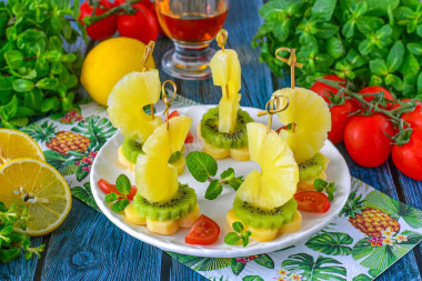 Канапе с ананасом на шпажках