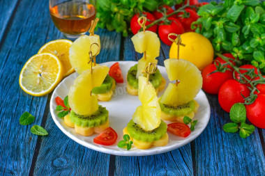 Канапе с ананасом на шпажках