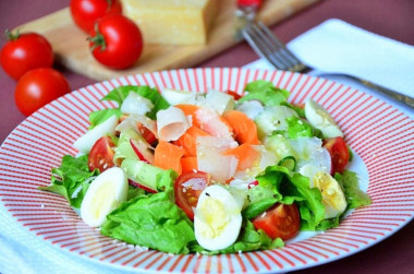 Разноцветный овощной салат с пармезаном и медом