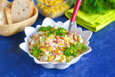 Салат с пекинской капустой крабовыми палочками и кукурузой