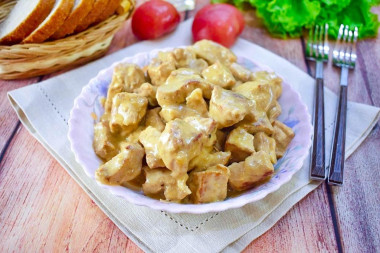 Гуляш из свинины со сметаной
