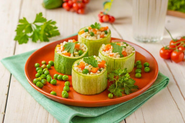 Фаршированные кабачки овощами и рисом в духовке