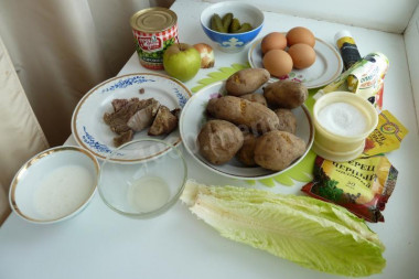 Рецепт - Гусарский салат с яблоками картошкой перцем - Шаг 1 - Нарезаем картофель.