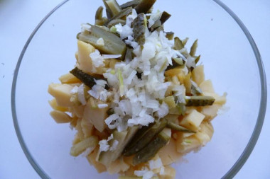 Рецепт - Гусарский салат с яблоками картошкой перцем - Шаг 3 -  Нарезаем яблоки,лук,огурцы.