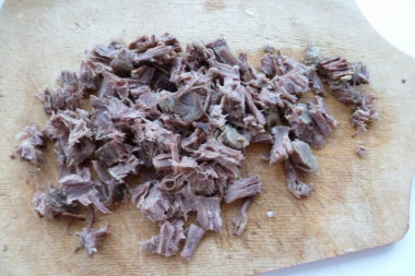 Рецепт - Гусарский салат с яблоками картошкой перцем - Шаг 4 -  Мелко режем мясо.