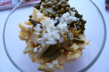 Рецепт - Гусарский салат с яблоками картошкой перцем - Шаг 5 -  Добавялем в салат горох