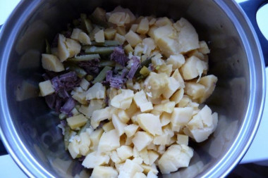 Рецепт - Гусарский салат с яблоками картошкой перцем - Шаг 6 -  и мясо.