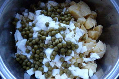 Рецепт - Гусарский салат с яблоками картошкой перцем - Шаг 7 -  Добавляем яйца.Специи.