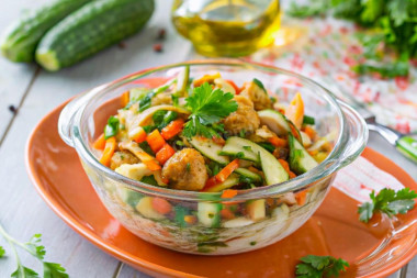 Салат с жареными крабовыми палочками и грибами