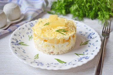 Салат с ананасом и курицей нежный и сытный
