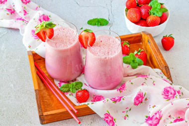 Клубничный молочный коктейль из клубники и мороженого