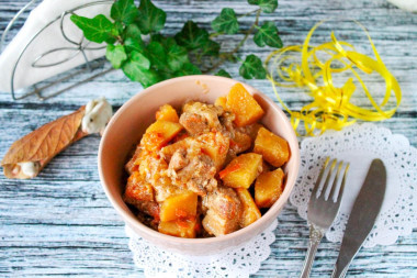 Тушеная картошка с мясом в сметане