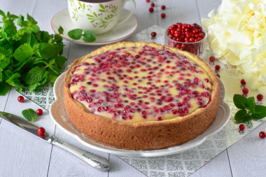 Брусничный пирог со сметанной заливкой