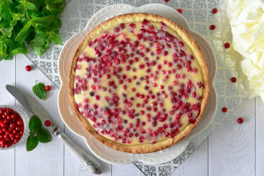 Брусничный пирог со сметанной заливкой