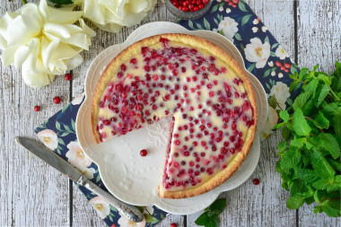 Брусничный пирог со сметанной заливкой