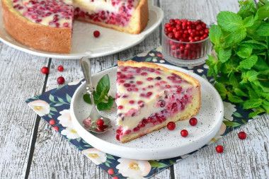 Брусничный пирог со сметанной заливкой