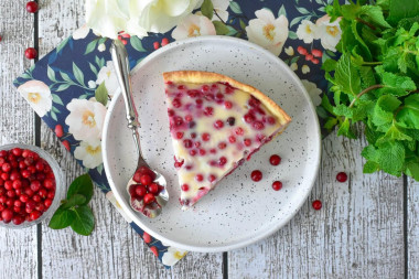 Брусничный пирог со сметанной заливкой